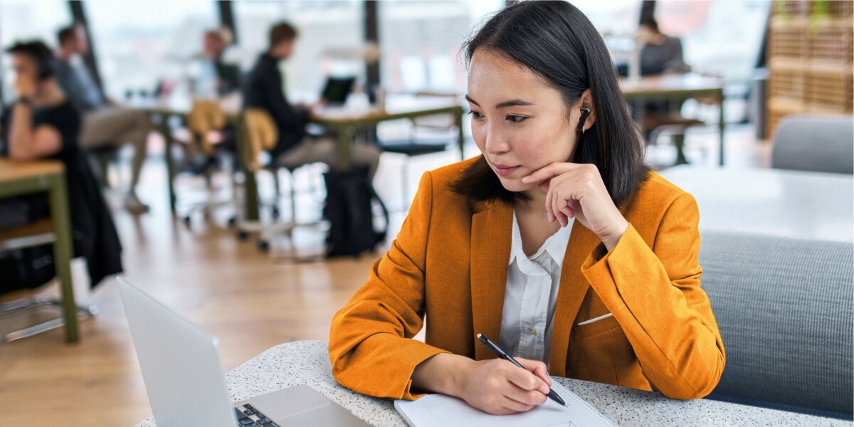 Zestaw czyszczący HAMA do słuchawek smartfonów i aparatów - Precyzyjne czyszczenie audio, osoba siedząca w słuchawkach pracująca na laptopie