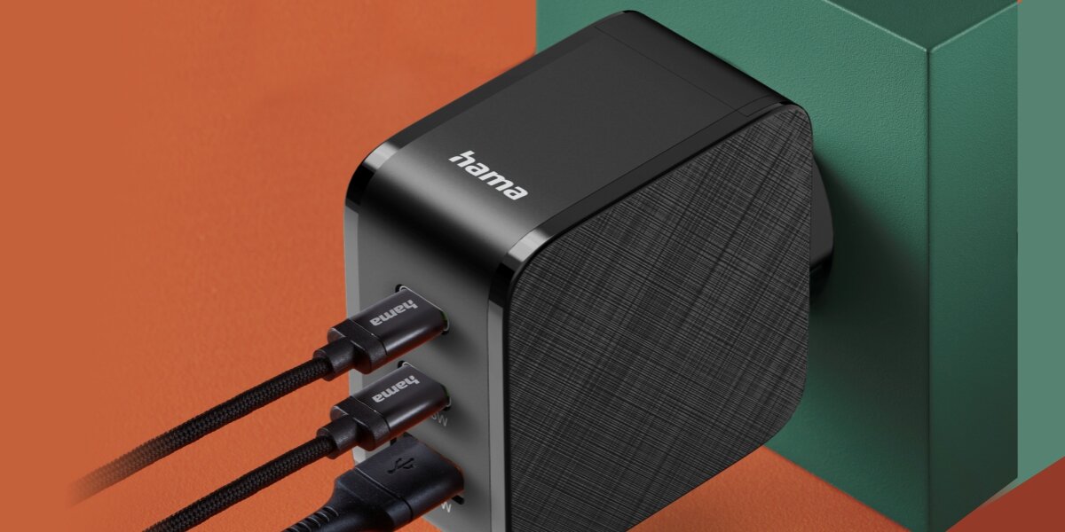 Ładowarka sieciowa HAMA Qualcomm Quick Charge 65W Czarna ładowarka sieciowa Hama wpięta do gniazdka, z podłączonymi trzema kablami USB. Urządzenie o eleganckiej, fakturowanej powierzchni prezentuje jednoczesne ładowanie wielu urządzeń na kontrastowym pomarańczowym tle. 