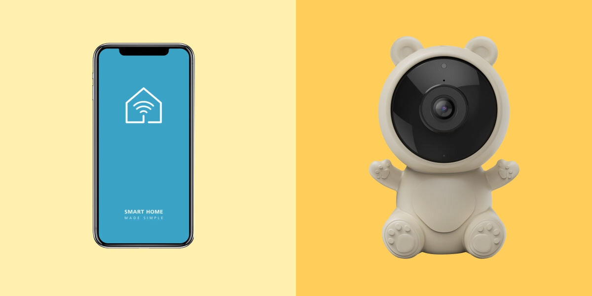 Po lewej stronie widać smartfon z niebieskim ekranem, na którym znajduje się ikona domu z sygnałem Wi-Fi oraz napis \'SMART HOME MADE SIMPLE\'. Po prawej stronie znajduje się kamera w kształcie misia z dużym obiektywem na żółtym tle.