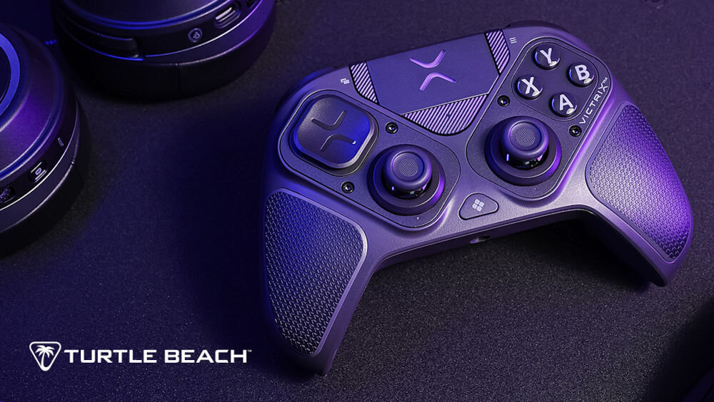 Kontroler TURTLE BEACH Victrix Pro BFG Reloaded Czarny Kontroler Victrix Pro BFG leżący na biurku obok słuchawek Turtle Beach w fioletowym oświetleniu