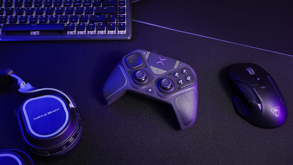 Kontroler TURTLE BEACH Victrix Pro BFG Reloaded Czarny Stanowisko gamingowe z kontrolerem Victrix, myszką Turtle Beach oraz fragmentem podświetlanej klawiatury gałki Anti-Drift wysoka trwałość mechanizmów trackpad ruchy myszy