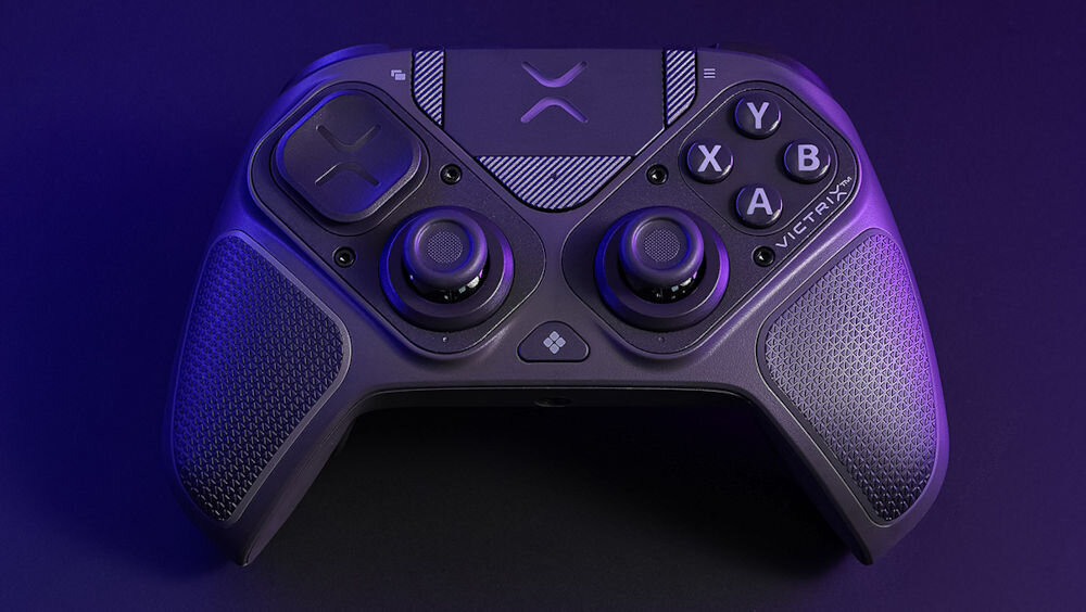 Kontroler TURTLE BEACH Victrix Pro BFG Reloaded Czarny Przedni panel czarnego kontrolera Victrix z teksturowanymi uchwytami i charakterystycznym układem modułowym zasięg do 20 h gry 3-metrowy przewód