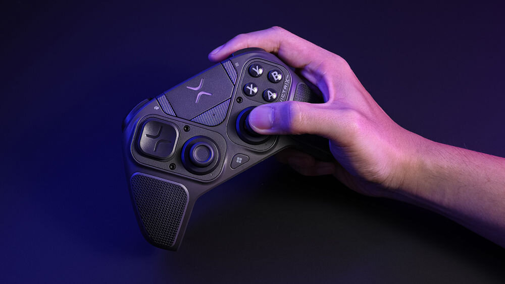 Kontroler TURTLE BEACH Victrix Pro BFG Reloaded Czarny Jedna dłoń trzymająca kontroler Victrix, pokazująca sposób ułożenia palców na spustach i drążku dopasuj do swojego stylu konfigurowalne moduły pady kierunkowe drążki przekładnie spusty Clutch Triggers z efektem Halla