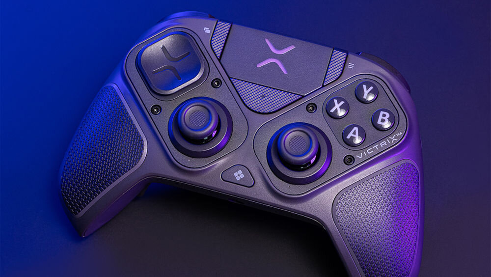 Kontroler TURTLE BEACH Victrix Pro BFG Reloaded Czarny Ujęcie pod kątem na kontroler Victrix Pro BFG podkreślające fioletowe detale przycisków i drążków kompatybilność