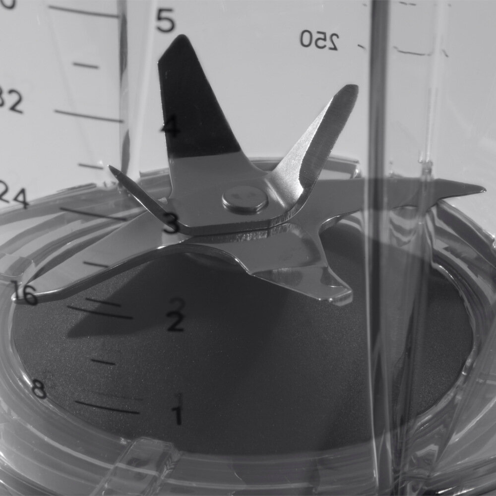 Obraz przedstawia ostrza blendera kielichowego z widocznymi oznaczeniami miarki na przezroczystym pojemniku. Na miarce widoczne są liczby: 1, 2, 3, 4, 5, 6, 8, 24, 32, 50, 250.