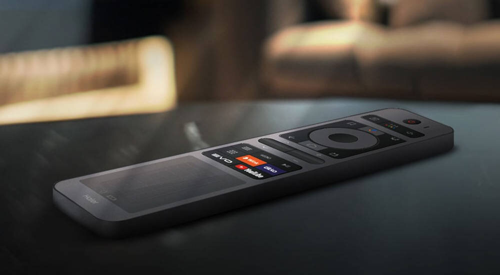 Telewizor HAIER H65M95EUX pilot solarny ekologiczne rozwiązanie, pilot leżący na stole