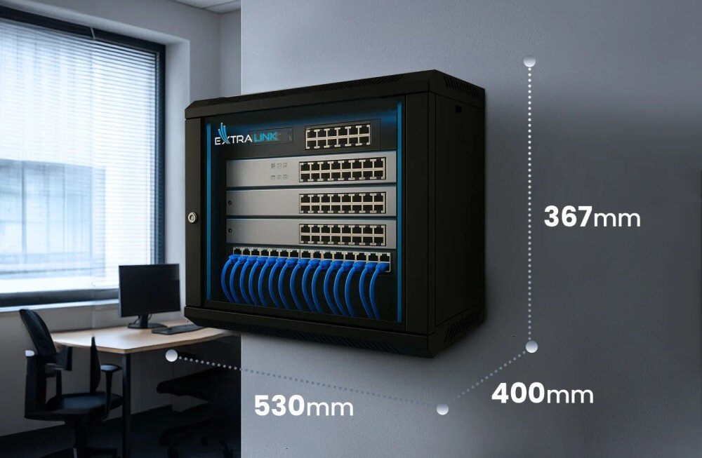 Szafa RACK EXTRALINK Czarna szafa rack zamontowana na ścianie z zaznaczonymi wymiarami: szerokością 530 mm, głębokością 400 mm oraz wysokością 500 mm
