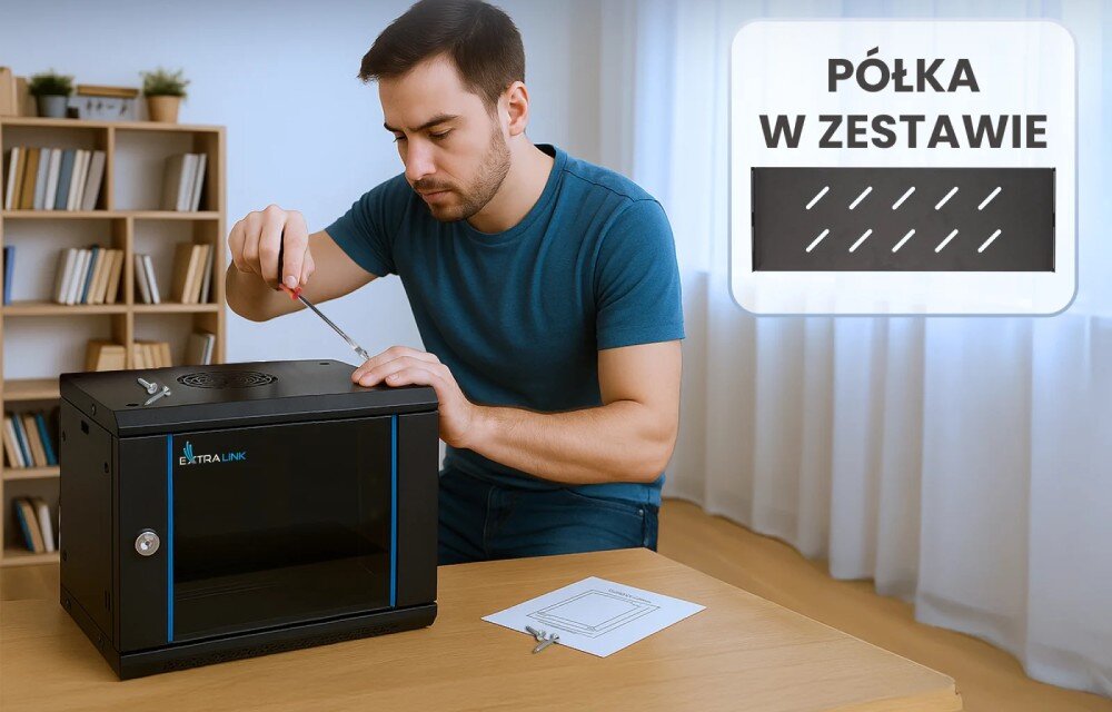Szafa RACK EXTRALINK Mężczyzna składający czarną szafę rack na podłodze oraz grafika w rogu z napisem 'PÓŁKA W ZESTAWIE' przedstawiająca metalowy element