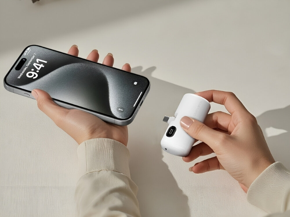 Powerbank 4SMARTS PicoFold 5000mAh
                powerbank podłączony do telefonu w formie podstawki