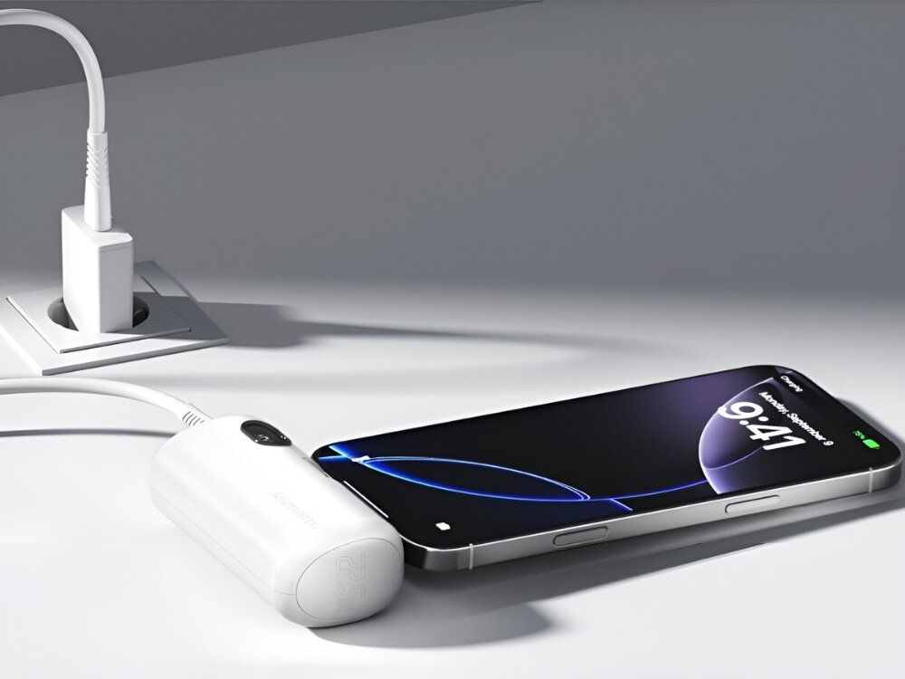 Powerbank 4SMARTS PicoFold 5000mAh
                powerbank w dłoni obok telefonu składane złącze usb-c uzupełnianie energii przez port usb-c