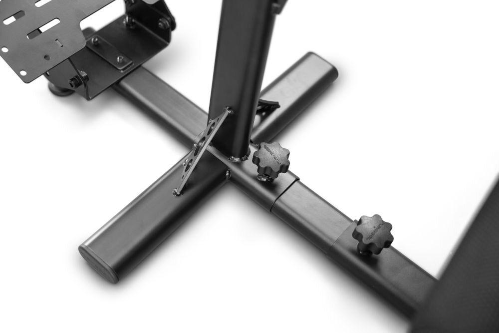 Kokpit PLAYSEAT Evolution Czarny zbliżenie na stelaż na białym tle stalowe elementy wysoka wytrzymałość odporność na uszkodzenia mechaniczne trwałość funkcjonalność