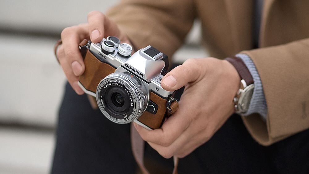 Aparat OLYMPUS E-M10 Mark II zdjęcia obiektyw ekran wizjer ogniskowa przysłona migawka obudowa bateria zasilanie filmy nagrywanie rozdzielczość matryca rozmiar przekątna tryby iso montaż lampa światło przyciski sterowanie menu kontrast jasność balans bieli filtry cmos karta pliki format zapis seria