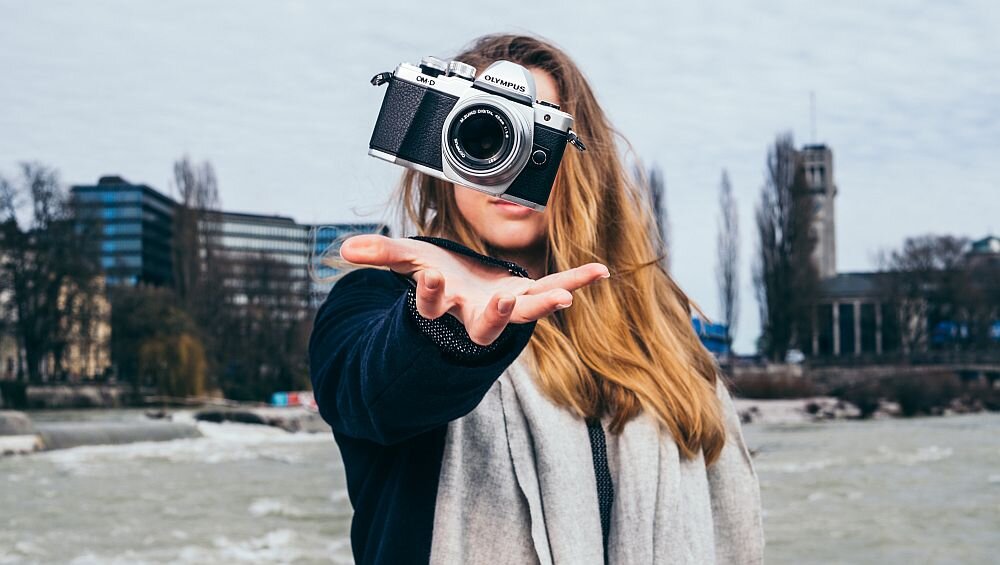 Aparat OLYMPUS E-M10 Mark II zdjęcia obiektyw ekran wizjer ogniskowa przysłona migawka obudowa bateria zasilanie filmy nagrywanie rozdzielczość matryca rozmiar przekątna tryby iso montaż lampa światło przyciski sterowanie menu kontrast jasność balans bieli filtry cmos karta pliki format zapis seria