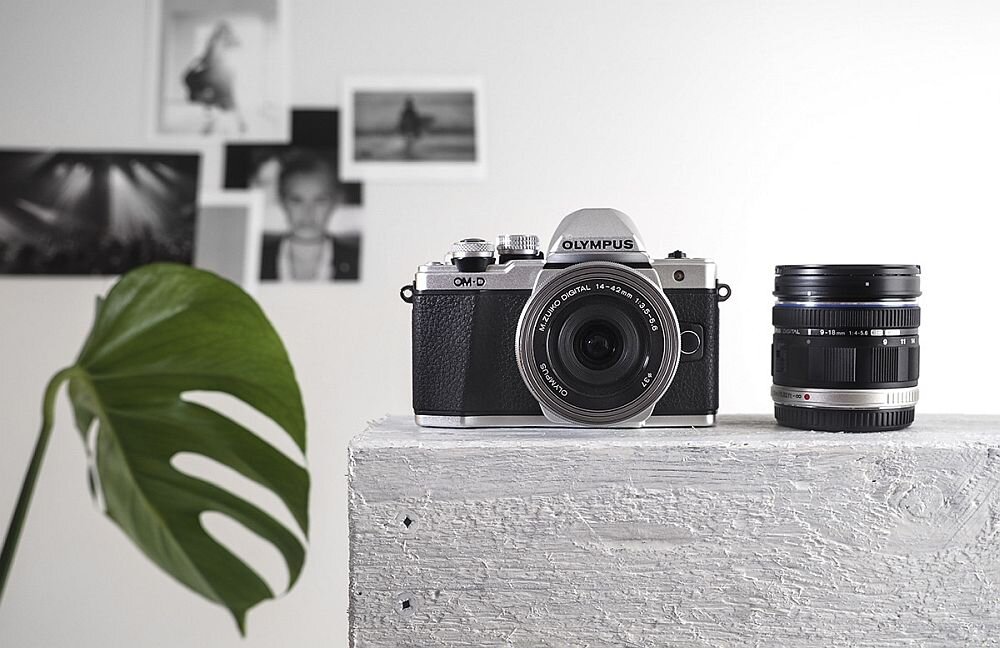 Aparat OLYMPUS E-M10 Mark II zdjęcia obiektyw ekran wizjer ogniskowa przysłona migawka obudowa bateria zasilanie filmy nagrywanie rozdzielczość matryca rozmiar przekątna tryby iso montaż lampa światło przyciski sterowanie menu kontrast jasność balans bieli filtry cmos karta pliki format zapis seria