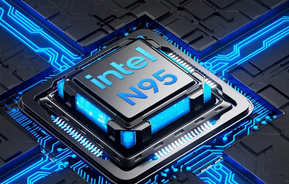 Komputer GMKTEC G3S Zbliżenie na czarny procesor z napisem 'intel N95' umieszczony na niebieskiej płytce drukowanej z podświetlonymi ścieżkami przewodzącymi