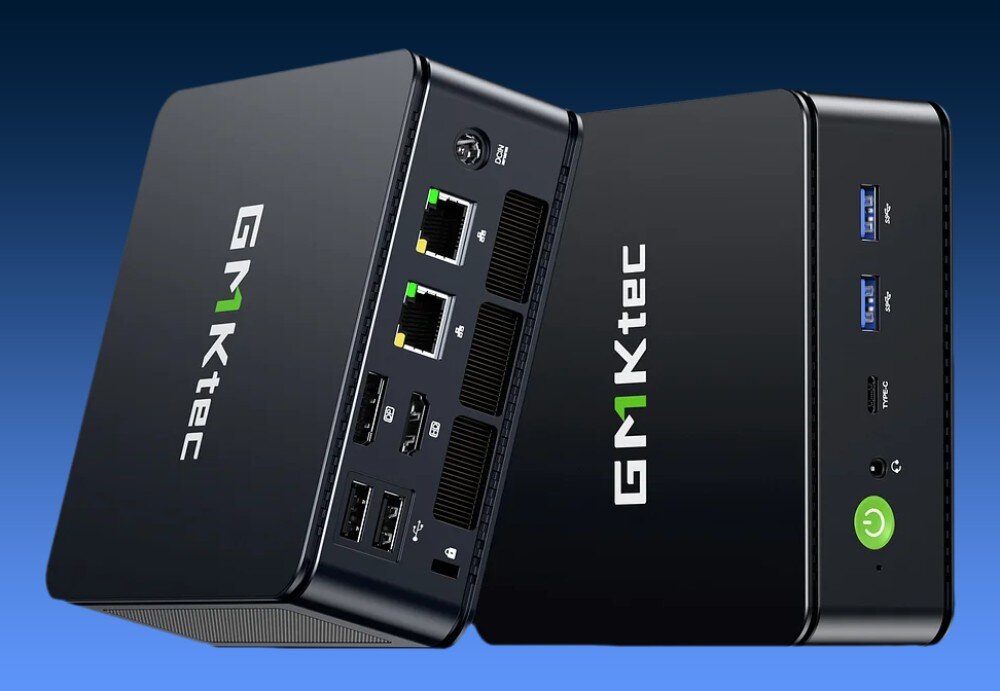 Komputer GMKTEC M5 Ultra Dwa małe komputery o ciemnej obudowie z zielonym logiem, z których jeden pokazuje panel tylny z portami sieciowymi i wideo, a drugi panel przedni z przyciskiem zasilania