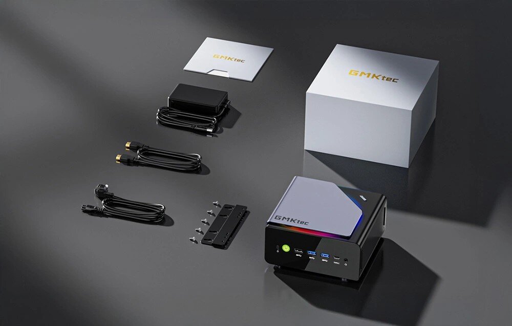 Komputer GMKTEC NucBox K12 Kompletny zestaw akcesoriów z czarnym mini komputerem ze srebrną pokrywą, zasilaczem, dwoma przewodami HDMI, uchwytem montażowym oraz dokumentacją