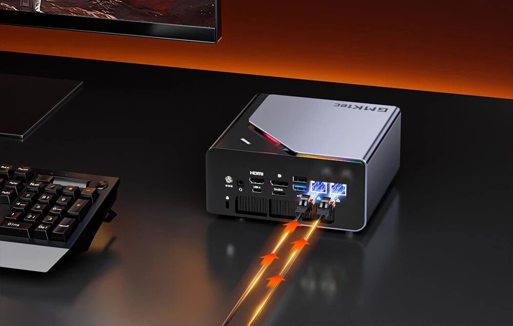 Komputer GMKTEC NucBox K12 Zbliżenie na porty tylne z dwoma wpiętymi przewodami LAN, od których odchodzą pomarańczowe strzałki symbolizujące stabilny transfer danych