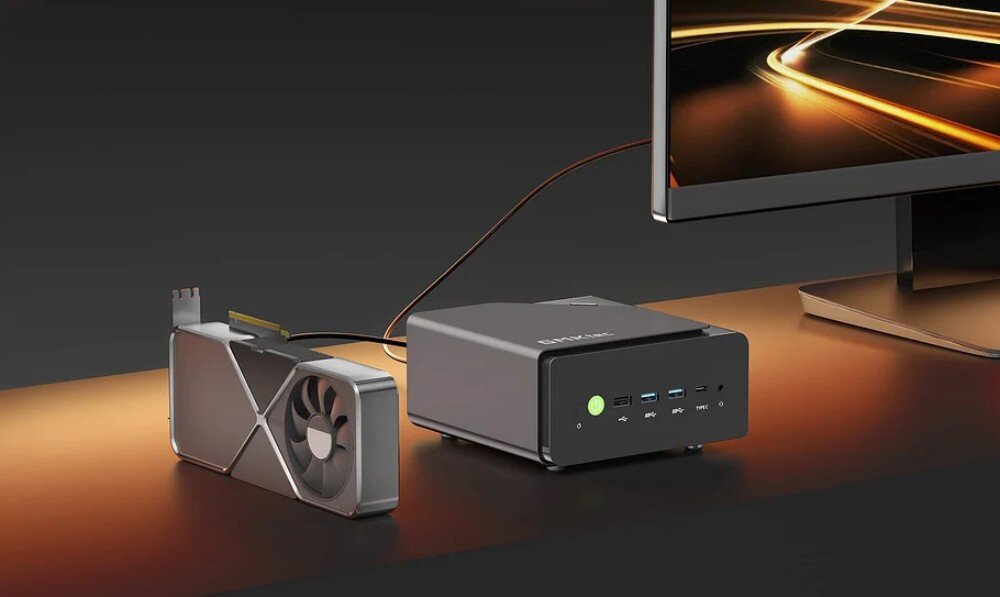 Komputer GMKTEC NucBox K12 Mini komputer połączony przewodem z dużą, srebrną zewnętrzną kartą graficzną stojącą obok na blacie