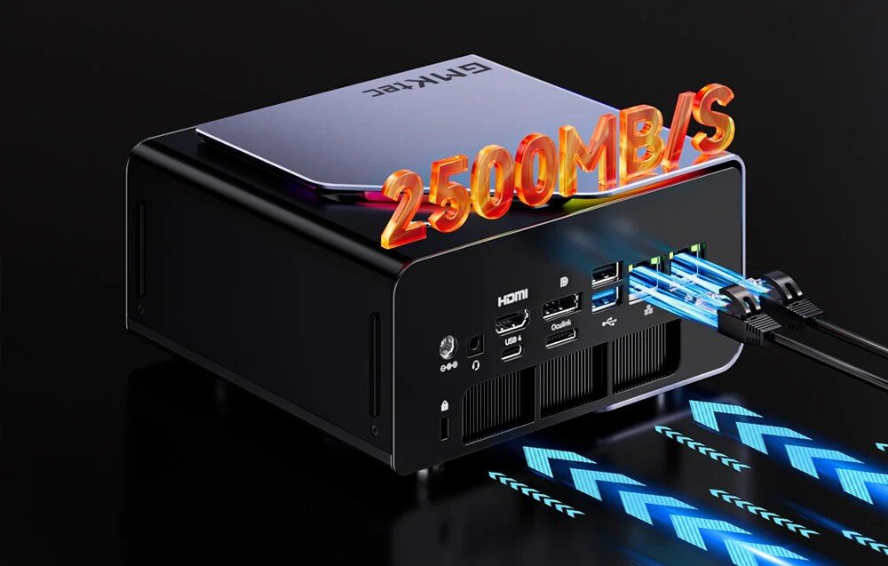 Komputer GMKTEC NucBox K12 Tylny panel urządzenia z podłączonymi kablami sieciowymi i lewitującym napisem '2500MB/S' wskazującym na przepustowość łącza