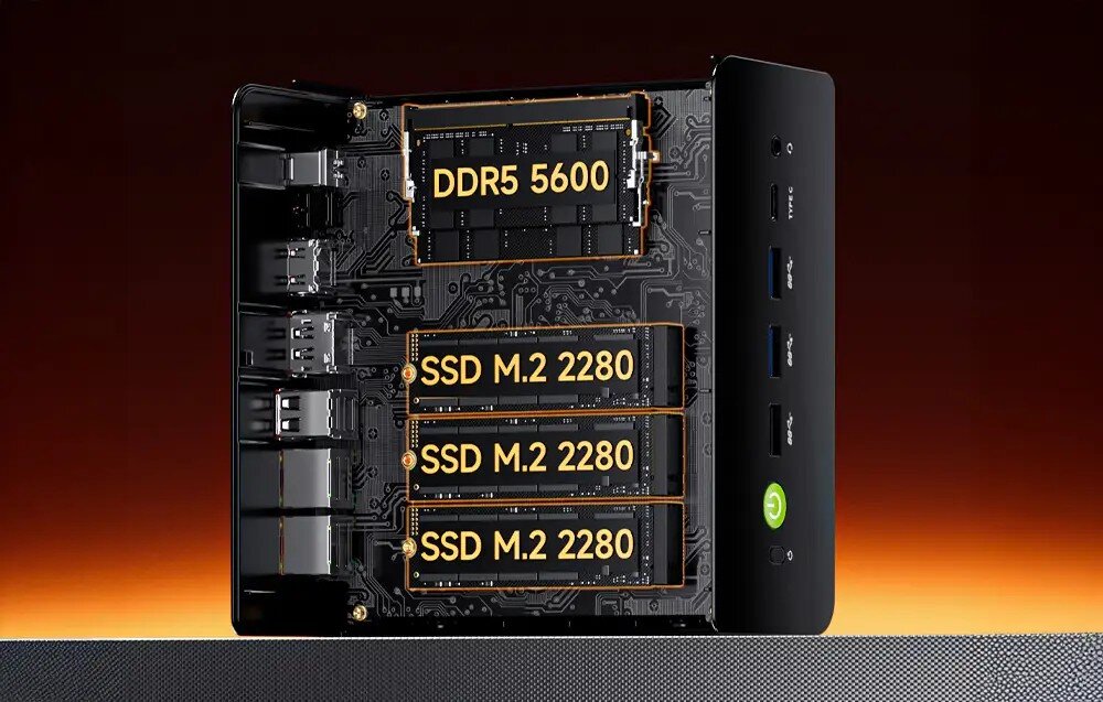 Komputer GMKTEC NucBox K12 Widok wnętrza obudowy ukazujący moduł pamięci 'DDR5 5600' oraz trzy zainstalowane dyski 'SSD M.2 2280'