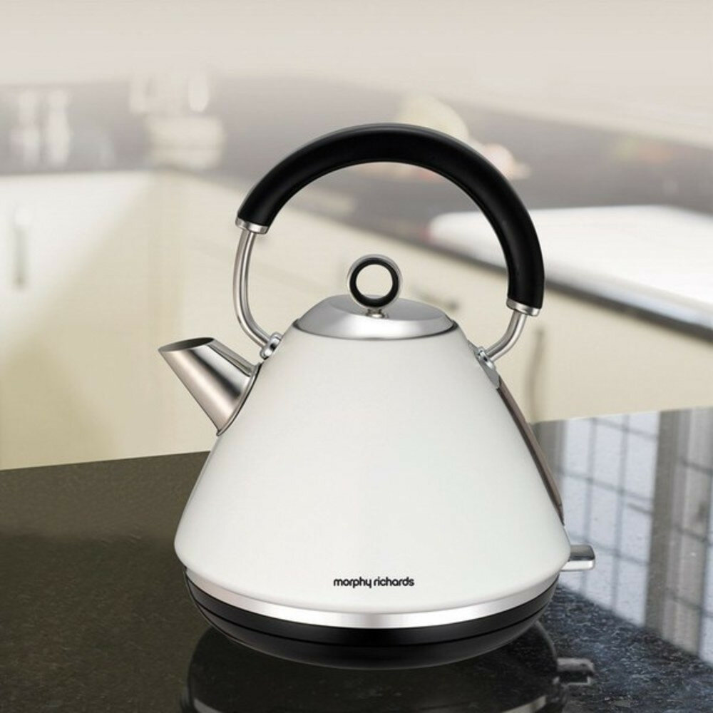 Czajnik MORPHY RICHARDS 102104 Czarny