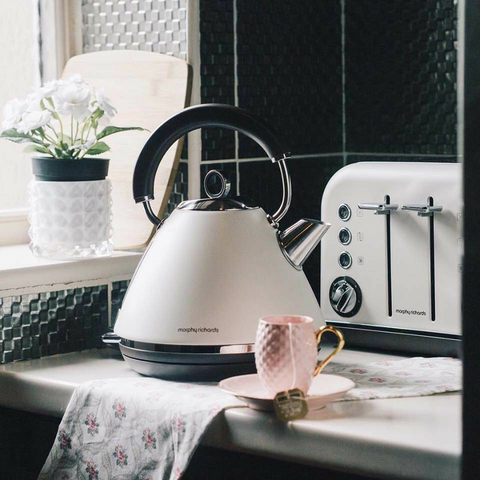 Czajnik MORPHY RICHARDS 102104 Czarny
