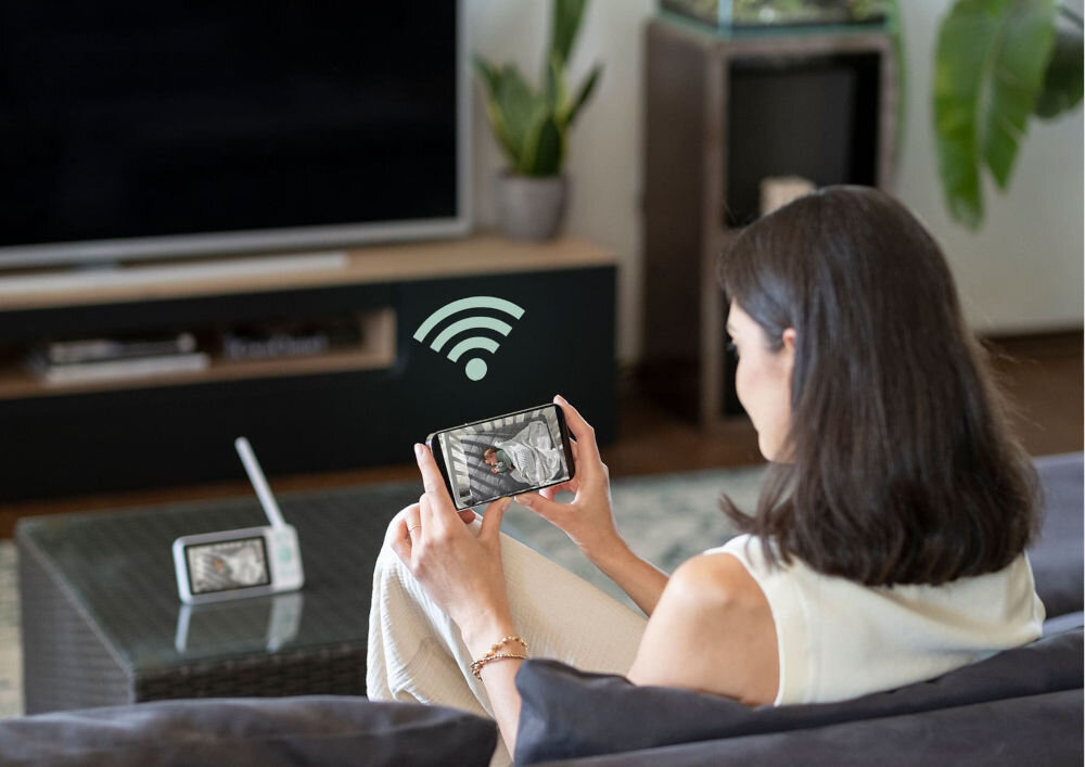 Niania elektroniczna NENO Ivo kobieta obserwująca dziecko za pomocą Neno Ivo