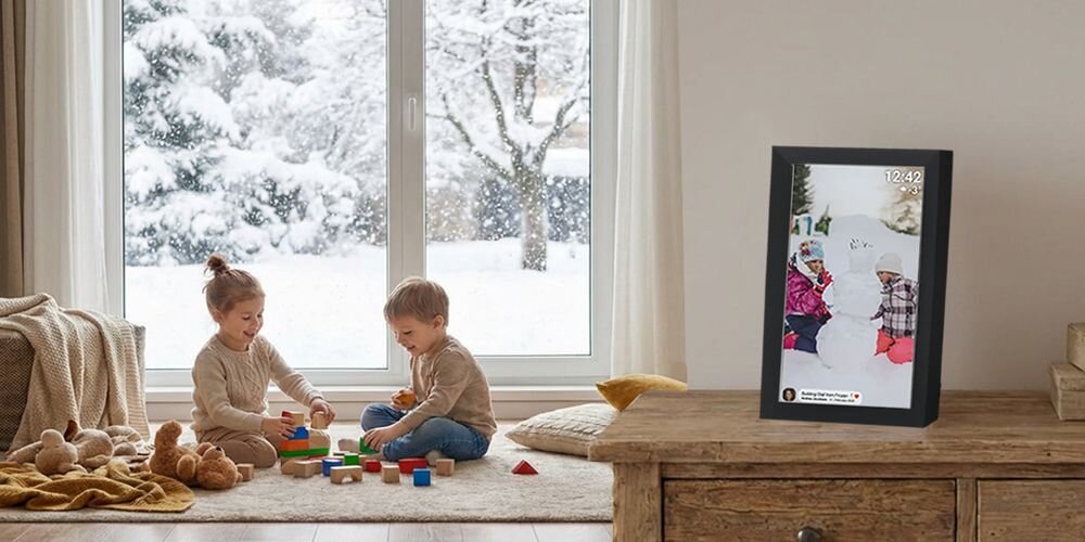 Ramka cyfrowa DENVER Frameo PFF-1504B Czarny prezentacja ramki ze zdjęciem na szafce w pokoju