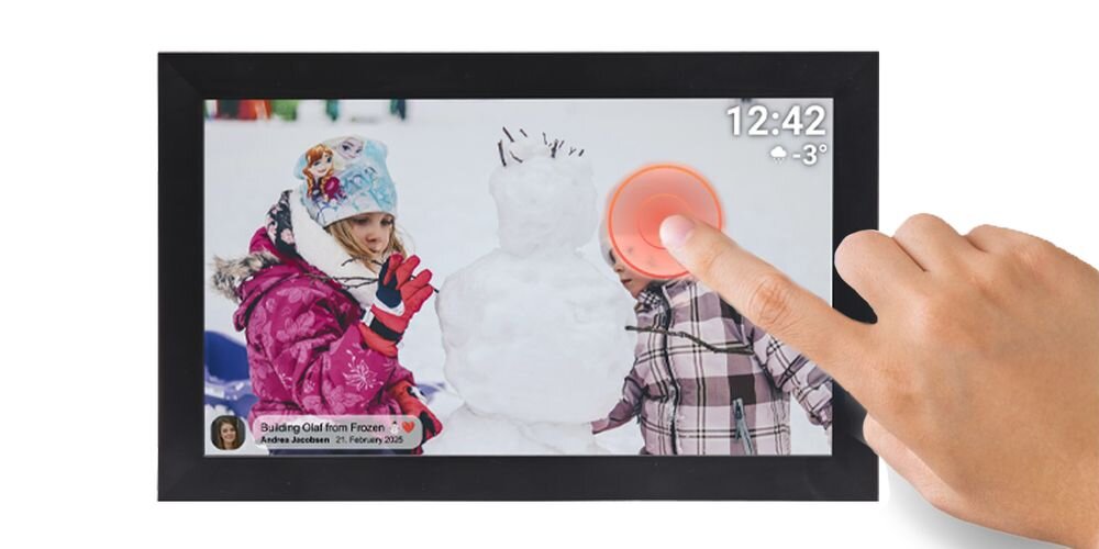 Ramka cyfrowa DENVER Frameo PFF-1504B Czarny prezentacja ramki na białym tle z palcem na ekranie dotykowym przeglądanie zdjęć przejrzysty interfejs FRAMEO