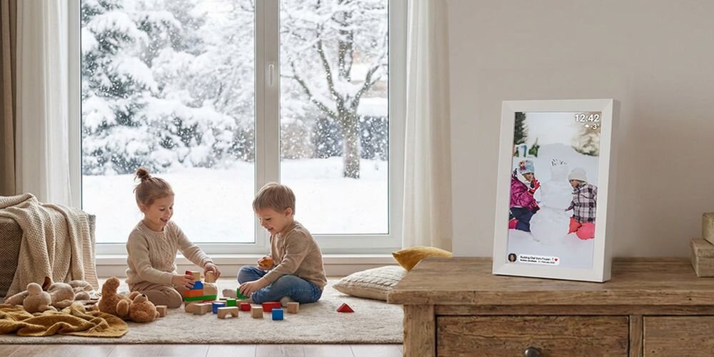 Ramka cyfrowa DENVER Frameo PFF-1504W Biały prezentacja ramki ze zdjęciem na szafce w pokoju