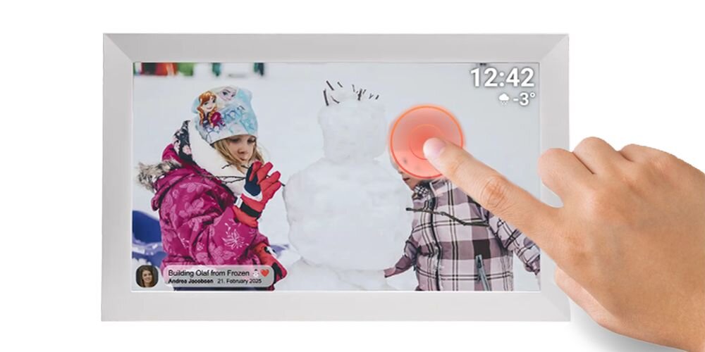 Ramka cyfrowa DENVER Frameo PFF-1504W Biały prezentacja ramki na białym tle z palcem na ekranie dotykowym przeglądanie zdjęć przejrzysty interfejs FRAMEO