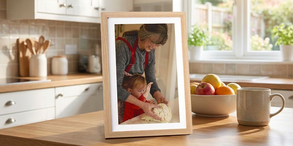 Ramka cyfrowa DENVER Frameo PFF-1505LW Jasnobrązowy prezentacja ramki ze zdjęciem na stole w pokoju