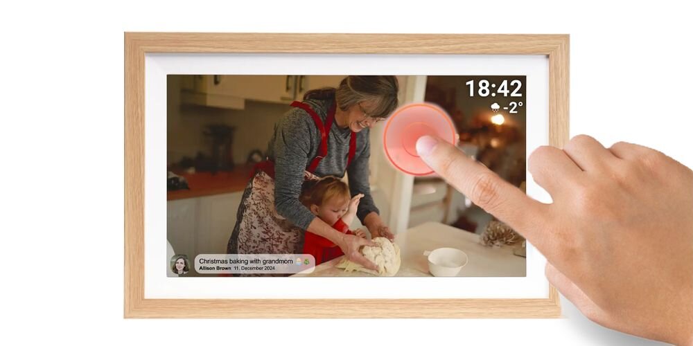 Ramka cyfrowa DENVER Frameo PFF-1505LW Jasnobrązowy prezentacja ramki na białym tle z palcem na ekranie dotykowym przeglądanie zdjęć przejrzysty interfejs FRAMEO