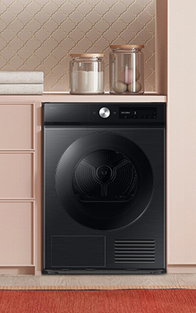 Dostępna w Media Expert czarna suszarka Bespoke AI 9 kg DV90DB7845GBU4 stojąca w nowoczesnym wnętrzu.