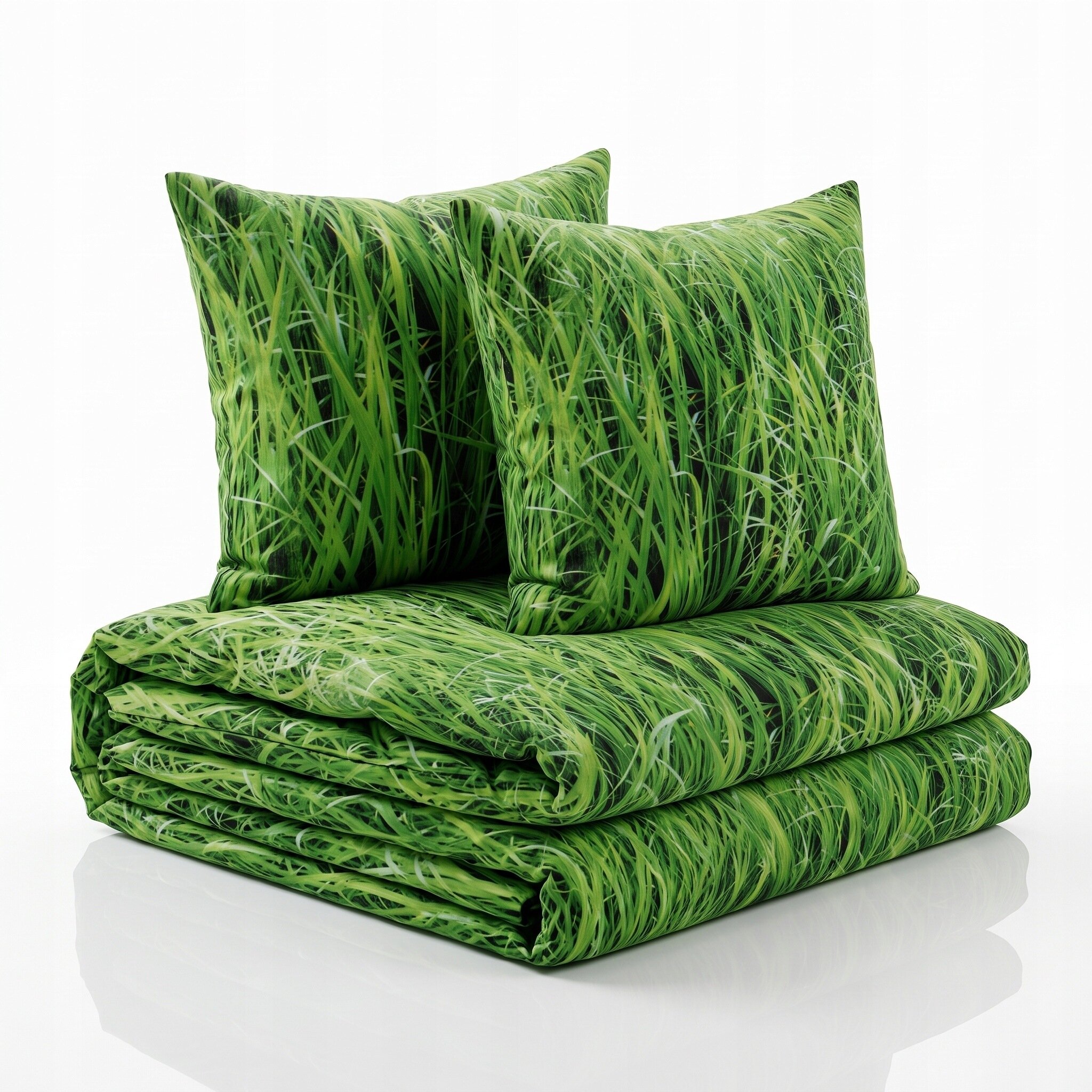 Komplet pościeli składający się z dwóch poduszek i kołdry, z wzorem przypominającym zieloną trawę. Materiał wygląda na gładki i błyszczący.