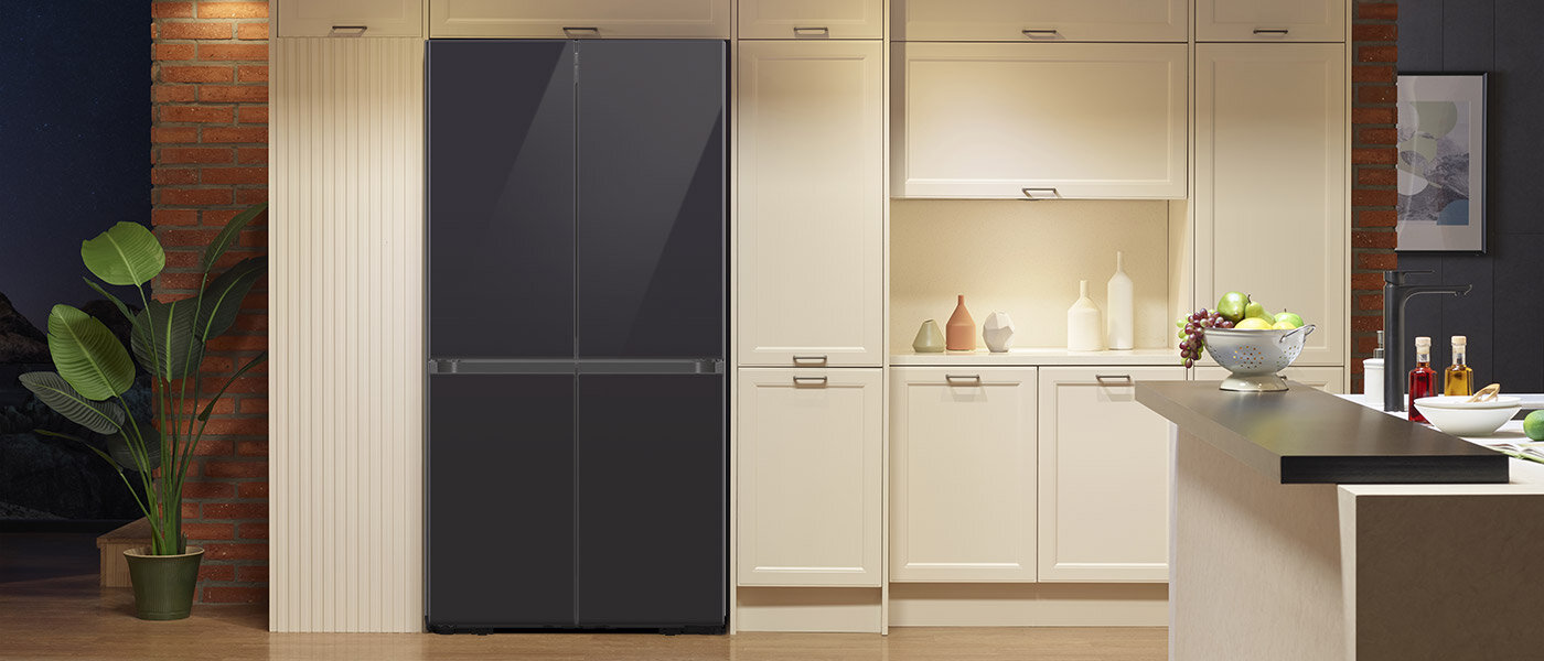 Zdjęcie podkreślające nowoczesny design lodówki Samsung RF65A967622, którą można kupić w sieci sklepów Media Expert Zdjęcie podkreślające nowoczesny design lodówki Samsung RF65A967622, którą można kupić w sieci sklepów Media Expert