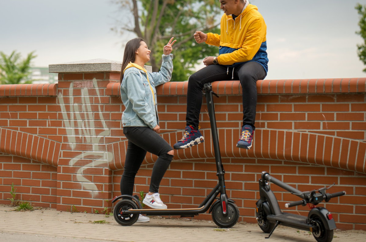 HULAJNOGA ELEKTRYCZNA FRUGAL IMPULSE SREBRNO-CZARNY trwala konstrukcja