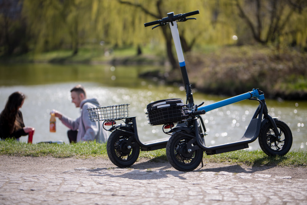 Hulajnoga elektryczna FRUGAL Touring 2.0 czarno-niebieska składana stopka dla osób dorosłych 