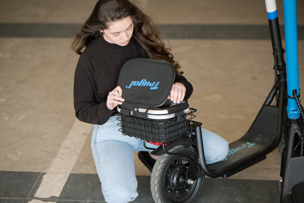 Hulajnoga elektryczna FRUGAL Touring 2.0 czarno-niebieska termiczna torba piknikowa