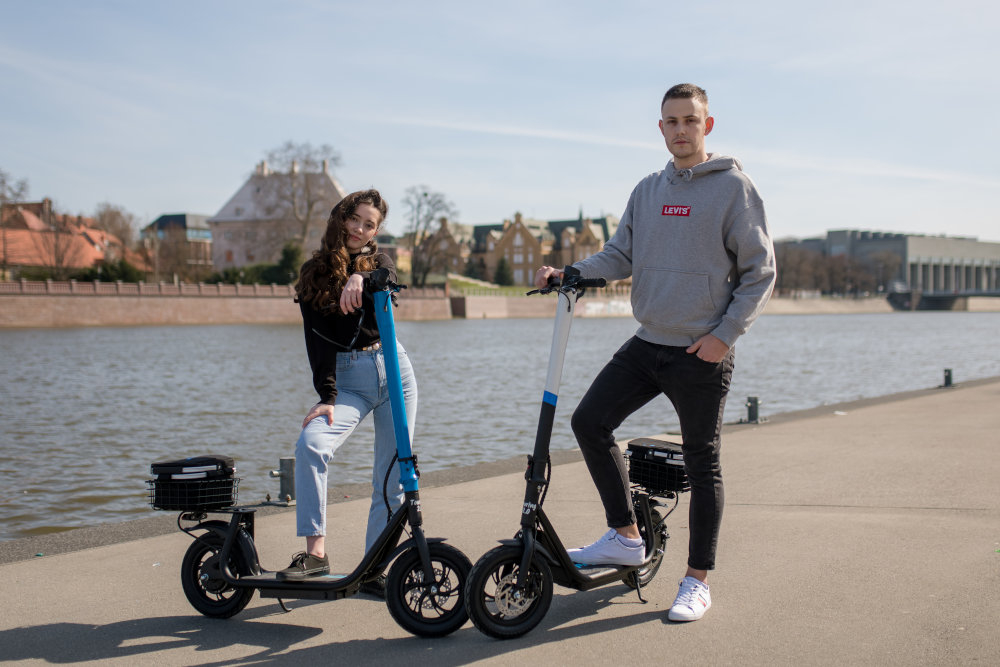 Hulajnoga elektryczna FRUGAL Touring 2.0 czarno-niebieska solidna konstrukcja rama z aluminium tworzyw sztucznych wysokiej jakości wytrzymała