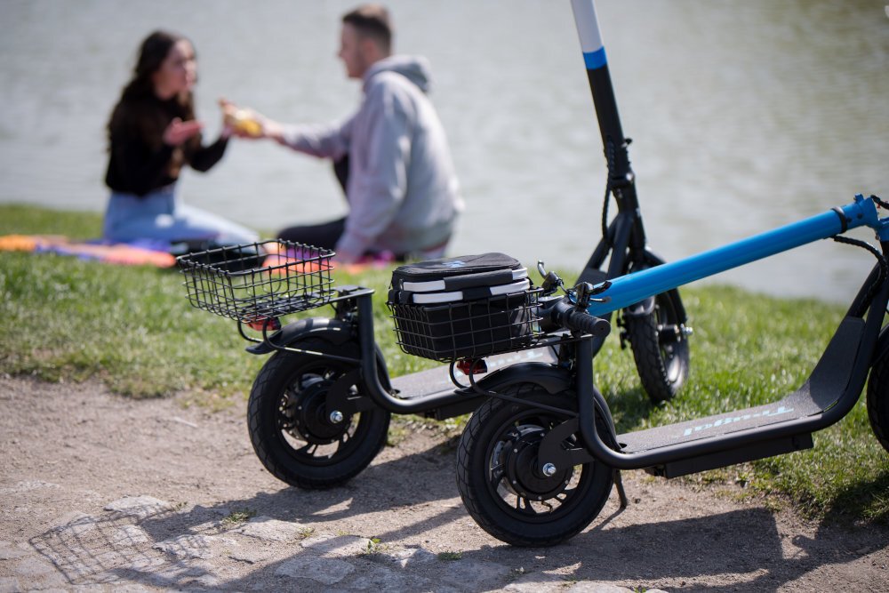 Hulajnoga elektryczna FRUGAL Touring 2.0 czarno-niebieska koła przód tył rozmiar 12 cali odporność na przebicie