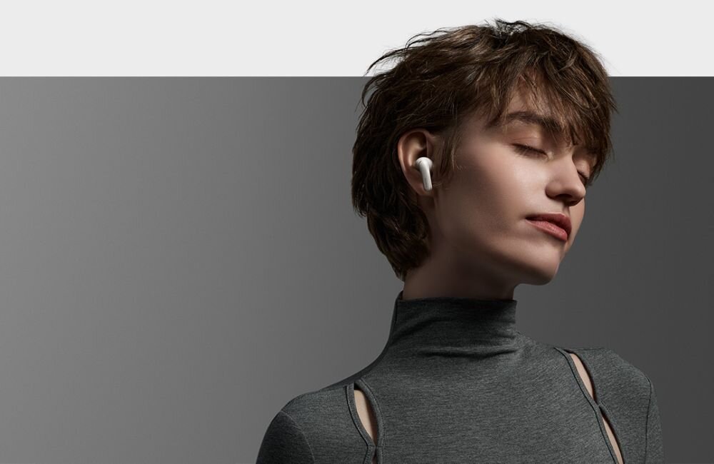 Słuchawki dokanałowe XIAOMI Buds 5 Pro BT ANC dzwiek wrazenia sluchowe - kobieta z sluchawka w uchu
