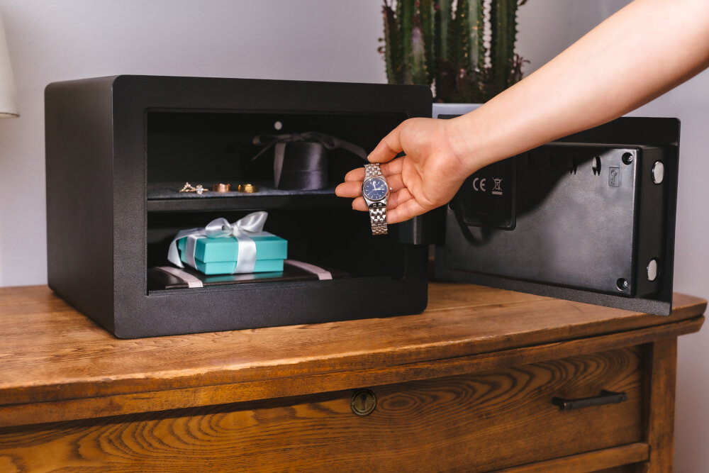 Sejf YALE YSS 250 EB1 domowy zaawansowana technologia Bluetooth wymiary 300 x 250 x 350 mm otwieranie za pomoca klucza kodu PIN automatycznie za pomoca telefonu i aplikacji Yale Home na Android i iOS