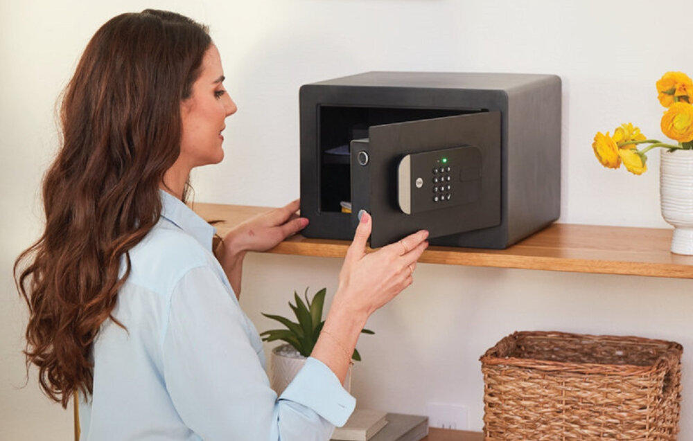 Sejf YALE YSS 250 EB1 powiadomienia alarmujace aplikacja Yale Home sledznie kto i kiedy otworzyl sejf calodobowy rejestr aktywnosci