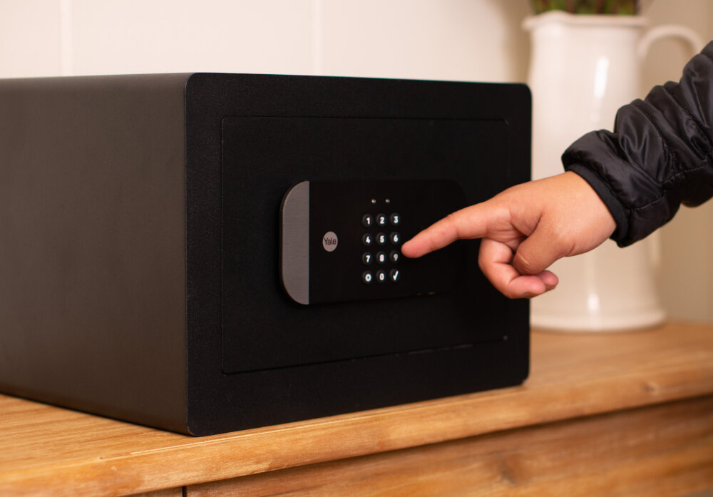 Sejf YALE YSS 250 EB1 staly lub tymczasowy dostep do sejfu zarzadzanie z dowolnego miejsca aplikacja Yale Home wymagane polaczenie Wi-Fi gniazdko w odleglosci do 3 metrow od sejfu w zestawie 4 baterie AA w razie zaniku zasilania