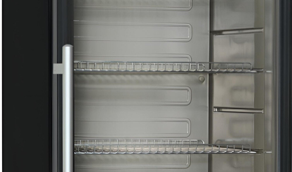 WITRYNA CHŁODNICZA BEKO PROFESSIONAL ADN 203B BP półki druciane widok wnętrza lodówka przemysłowa pojemność 350 l gastronomia handel półki druciane organizacja produktów oświetlenie LED kontrola zawartości stal nierdzewna higiena odporność zmiana kierunku drzwi elastyczność ustawienia równomierne chłodzenie sterowanie mechaniczne świeżość energooszczędna praca koszty eksploatacji