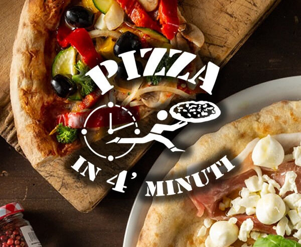 Na obrazie widoczne są dwie pizze z różnymi składnikami, a na środku znajduje się biały napis \'PIZZA IN 4\' MINUTI\' z grafiką przedstawiającą zegar i postać z pizzą.