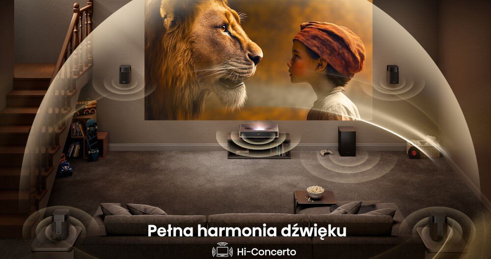 Projektor HISENSE PT1 4K Hi-Concerto współpraca z soundbarem, projektor stojący na komodzie pod telewizorem w pomieszczeniu