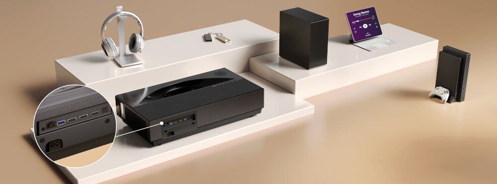 Projektor HISENSE PT1 4K centrum multimedialne porty i łączność, projektor, głośnik, słuchawki oraz tablet stojące na białych postumentach